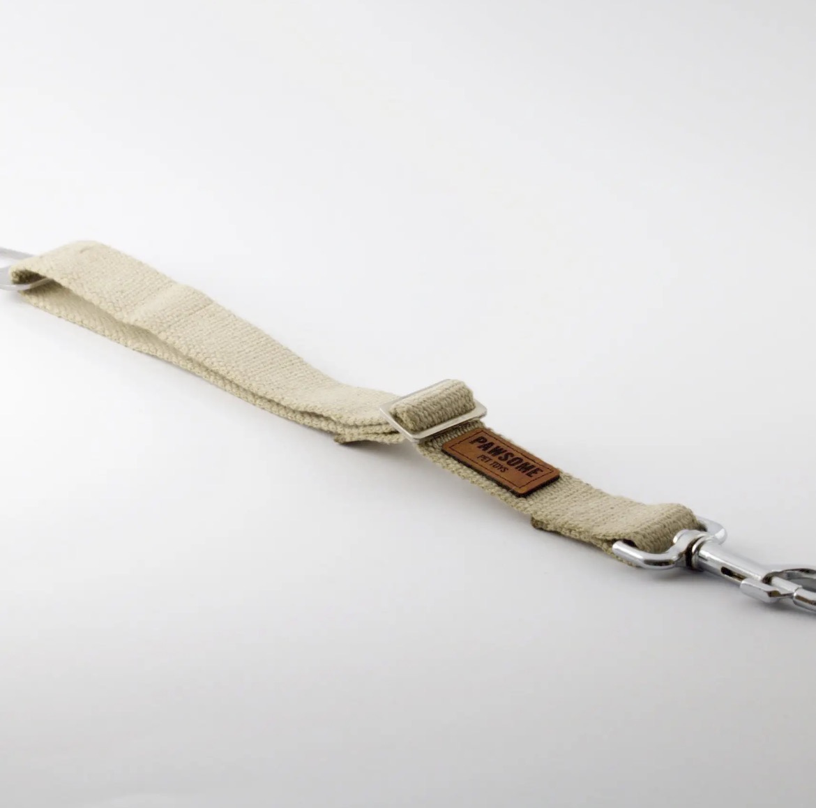 Détail du mousqueton et du réglage de la ceinture de sécurité