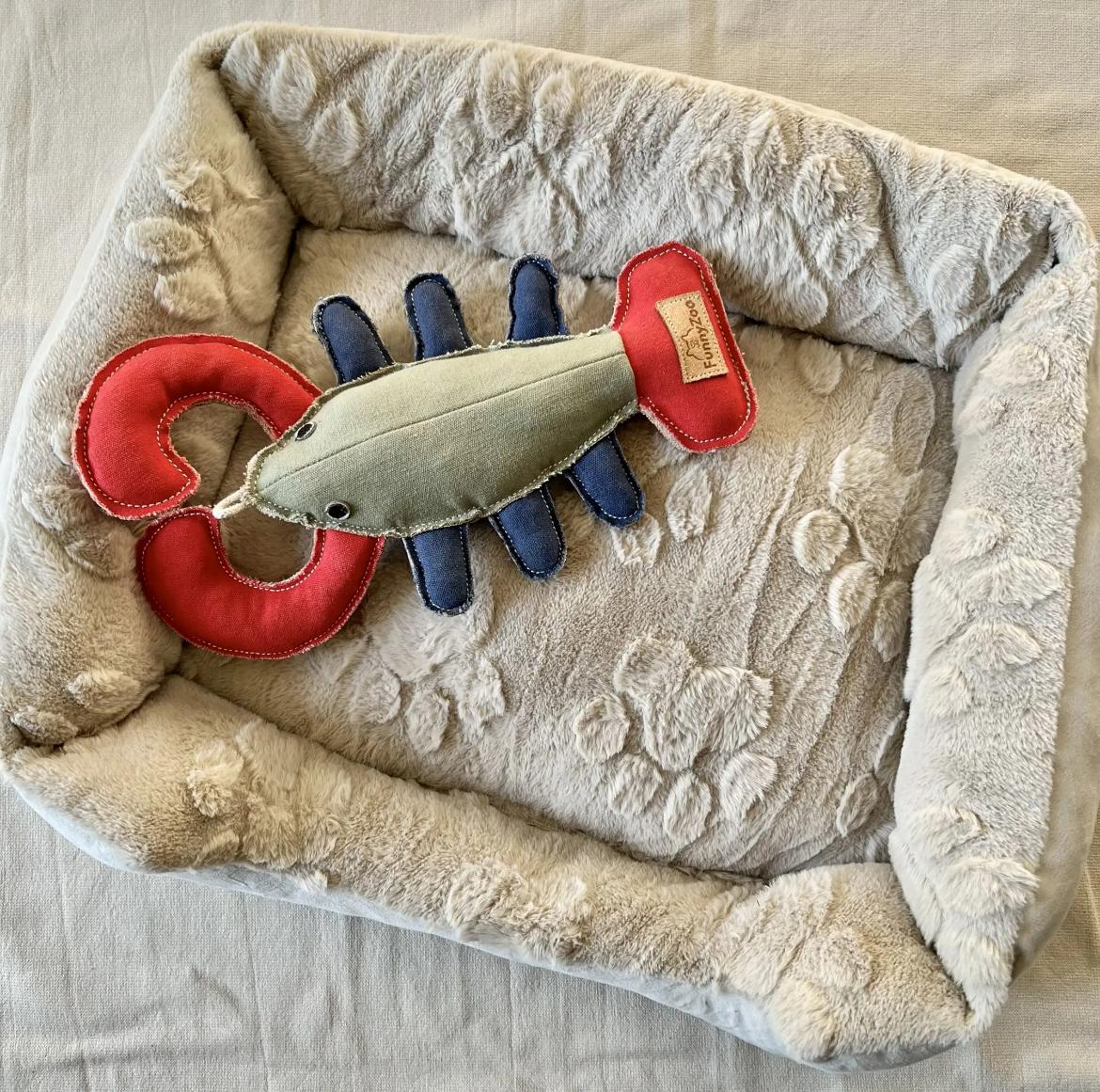 Jouet Homard Bibizy dans un panier