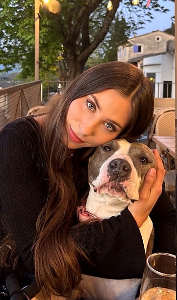 La fondatrice de Bibizy avec Ruby, sa chienne adoptée à la SPA