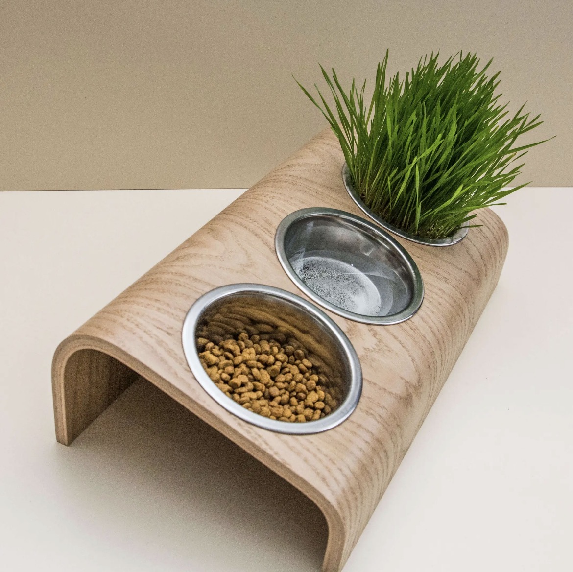 Station d'alimentation en bois avec ses 3 bols et de l'herbe à chat