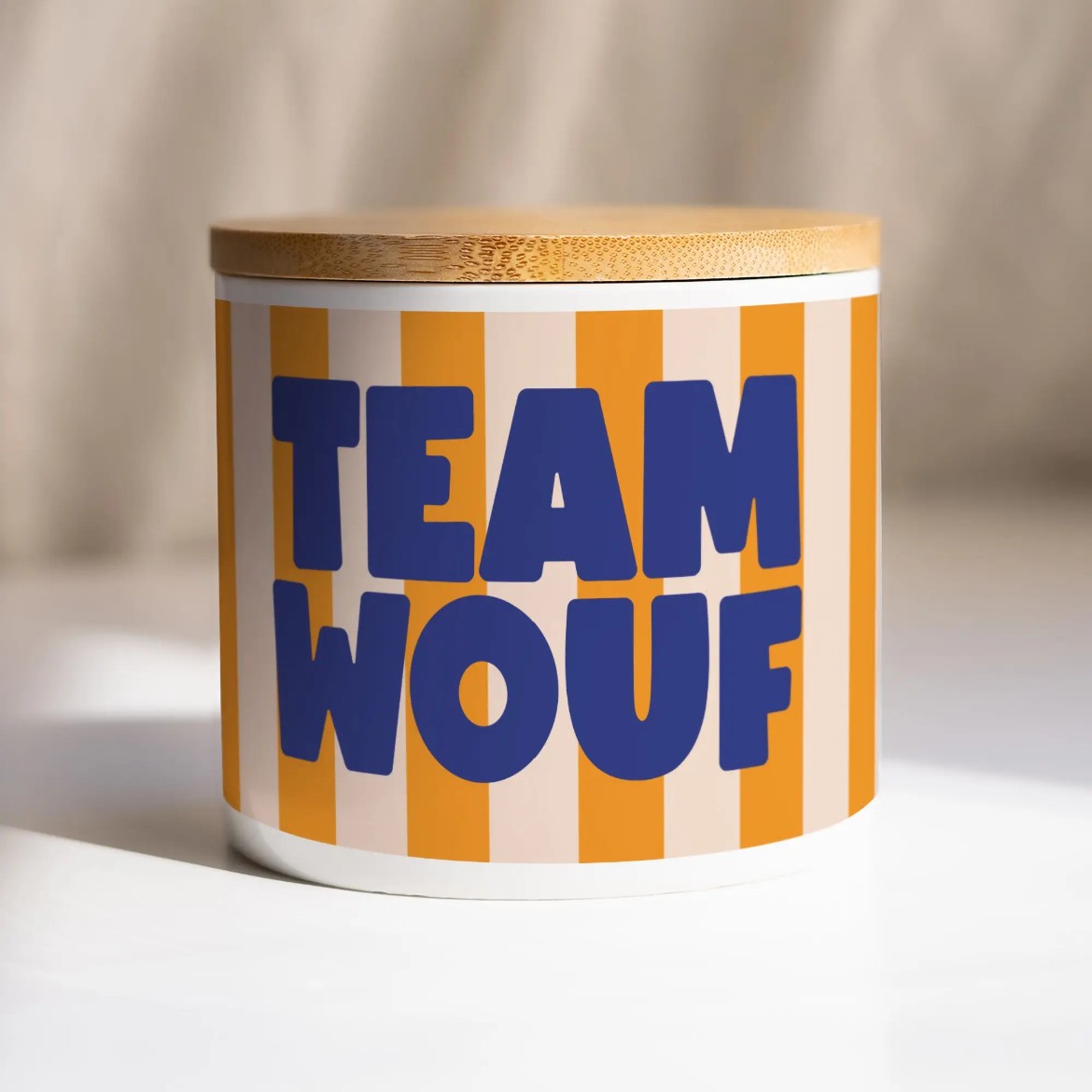 Boîte à croquettes Team Wouf sur fond neutre
